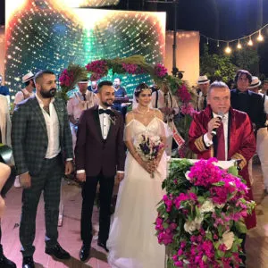 Sn. Muhittin Böcek Feridun ve Kübra çiftinin nikahlarını kıydı Sn. Muhittin Böcek Feridun ve Kübra çiftinin nikahlarını kıydı